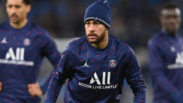 Bintang Paris Saint-Germain, Neymar, melakukan pemanasan dengan rekan satu timnya menjelang pertandingan melawan Manchester City pada Grup A Liga Champions, 24 November 2021.