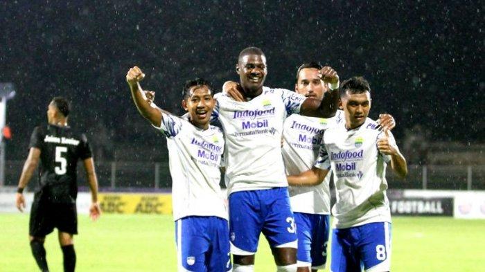 Bruno Cantanhede (tengah) merayakan golnya pada laga pembuka pekan ke-31 Liga 1 yang mempertemukan Persib Bandung vs Madura United di Stadion Gelora Ngurah Rai, Minggu (13/3/2022).