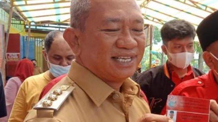 Bupati Polman, Andi Ibrahim Masdar (AIM) memperlihatkan KTA sebagai tanda sudah menjadi anggota PDI-Perjuangan Sulbar. Foto AIM memperlihatkan KTA PDI-P beredar di grub WhatsApp, Selasa (25/1/2022).
