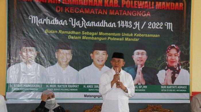 Bupati Polman, Andi Ibrahim Masdar saat safari ramadan di Kelurahan Matangnga, Kecamatan Matangnga, Kabupaten Polman, Kamis, (7/4/2022).