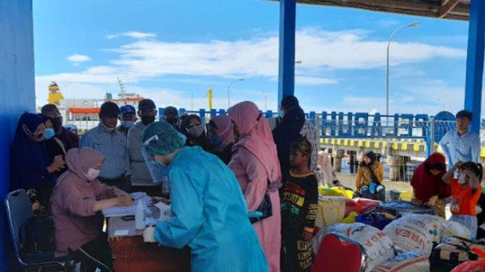 Calon penumpang kapal di Pelabuhan Kelas I Mamuju, antre menuggu giliran rapid antigen, Jumat (27/8/2021).