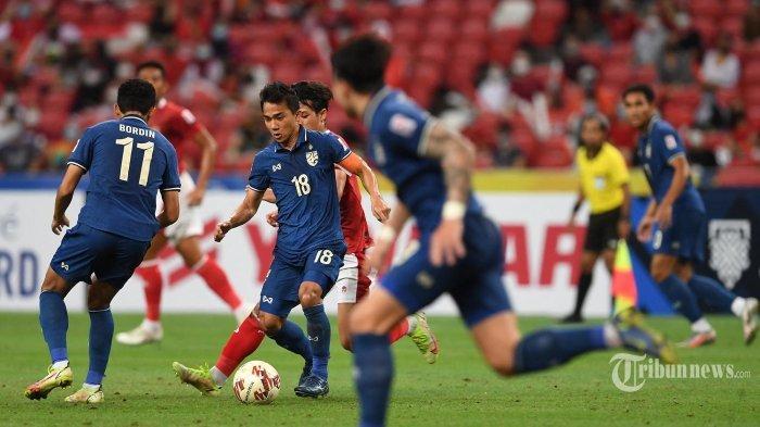 Chanathip Songkrasin dari Timnas Thailand (kedua dari kiri) menguasai bola saat pertandingan leg pertama final sepak bola AFF Suzuki Cup 2020 antara Timnas Indonesia dan Timnas Thailand di National Stadium, Singapura, Rabu (29/12/2021) Desember 2021. (Roslan RAHMAN/AFP) (AFP/ROSLAN RAHMAN)