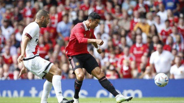 Cristiano Ronaldo dalam laga uji coba Man United vs Rayo Vallecano pada Minggu (31/7/2022) di Stadion Old Trafford. CR7 dikabarkan meninggalkan stadion saat laga masih berlangsung.