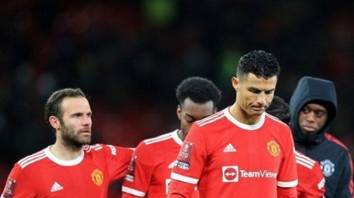 Cristiano Ronaldo (kanan) tertunduk lesu seusai laga putaran keempat Piala FA yang mempertemukan Man United vs Middlesbrough di Stadion Old Trafford, Sabtu (5/2/2022) dini hari WIB. Ronaldo dan Man United tersingkir dari Piala FA setelah kalah adu penalti dari Middlesbrough dengan skor akhir 7-8 (1-1).