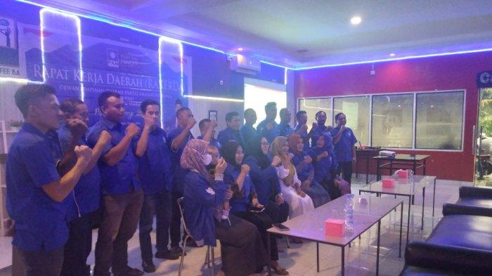 DPD PAN Mamuju Tengah (Mateng) Rapat Kerja Daerah (Rakerda) di Cafe Ogi, Benteng, Tobadak, Mamuju Tengah (Mateng) Sulbar, Kamis (30/6/2022).