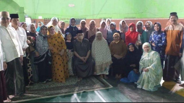 Duduk sama rata Hj Ketua DPRD Pasangkayu Hj Alwiaty bersama anggota KKMSB usai salat tarawih berjamaah di Gelora Abadi Talise Palu, Jumat malam (15/4/2022).