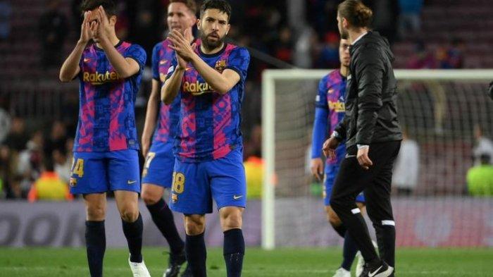 Ekspresi para pemain Barcelona setelah kekalahan 2-3 dari Eintracht Frankfurt pada laga leg kedua perempat final Liga Europa 2021-2022 di Stadion Camp Nou, Jumat (15/4/2022) dini hari WIB.