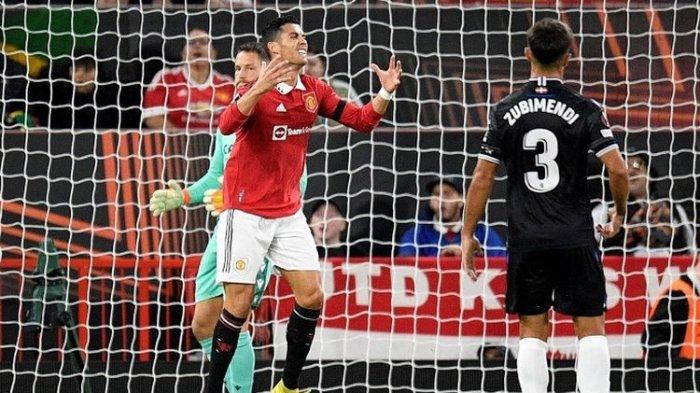 Ekspresi penyerang Man United Cristiano Ronaldo saat melewatkan peluang emas dalam laga pertama fase grup Liga Europa 2022-2023 kontra Real Sociedad di Stadion Old Trafford, Inggris, Jumat (9/9/2022) dini hari WIB.