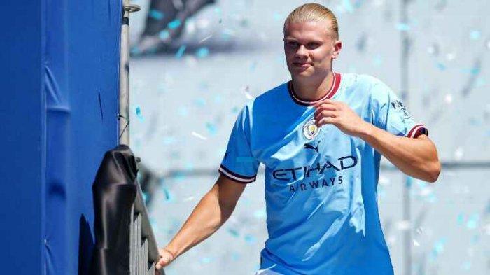 Erling Haaland diperkenalkan kepada penggemar Manchester City bersama Kalvin Phillips, Julian Alvarez dan Stefan Ortega Moreno di luar Stadion Etihad pada hari Minggu.