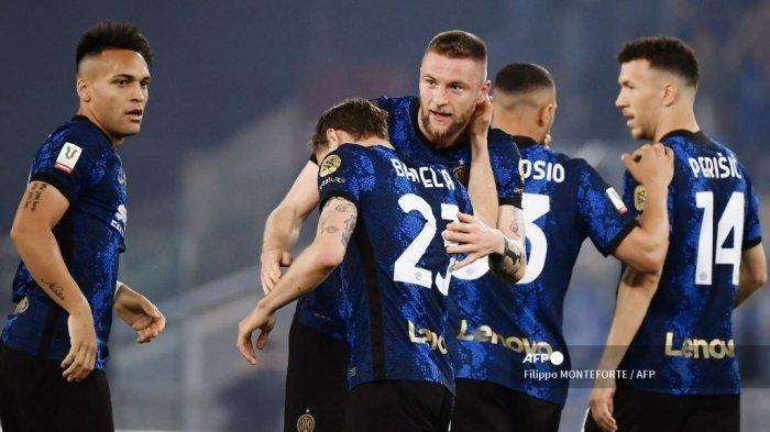 Gelandang Inter Milan asal Italia, Nicolo Barella (tengah) melakukan selebrasi dengan bek Inter Milan Slovakia Milan dari Skriniar (CR) dan penyerang Inter Milan Lautaro Martinez (kiri) setelah membuka skor pada pertandingan final Piala Italia (Coppa Italia) antara Juventus dan Inter pada 11 Mei 2022 di stadion Olimpiade di Roma. (Photo by FILIPPO MONTEFORTE / AFP) (FILIPPO MONTEFORTE / AFP)