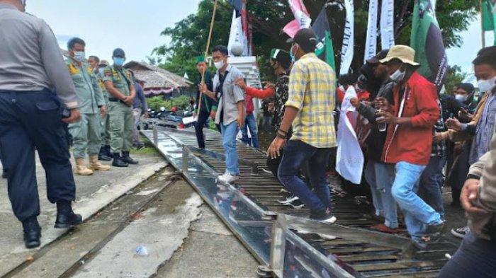 Gerbang Kantor DPRD Sulawesi Barat tumbang akibat saling dorong, massa aksi dengan petugas keamanan, Rabu (22/9/2021).