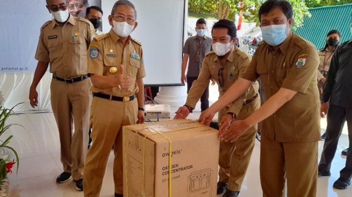 Bantuan mesin oxygen concentrator diserahkan Gubernur Sulbar Ali Baal Masdar ke Dinas Kesehatan.