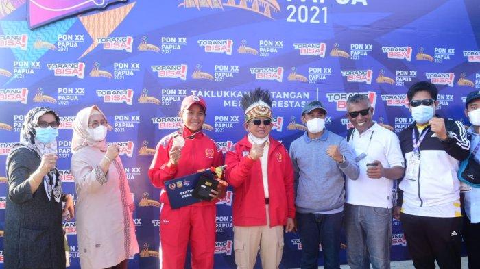 Gubernur Sulbar foto bersama atlet dayung Ramla Baharuddin usai menerima medali perunggu