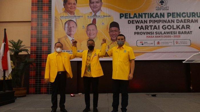 Pemakaian jas Golkar oleh Wakil Ketua Umum Golkar Erwin Aksa bersama Ketua DPD I Golkar Sulbar Aras Tammauni kepada Irwan Pababari di Hotel Maleo Jl Yos Sudarso, Kecamatan Mamuju, Mamuju, Sulbar.
