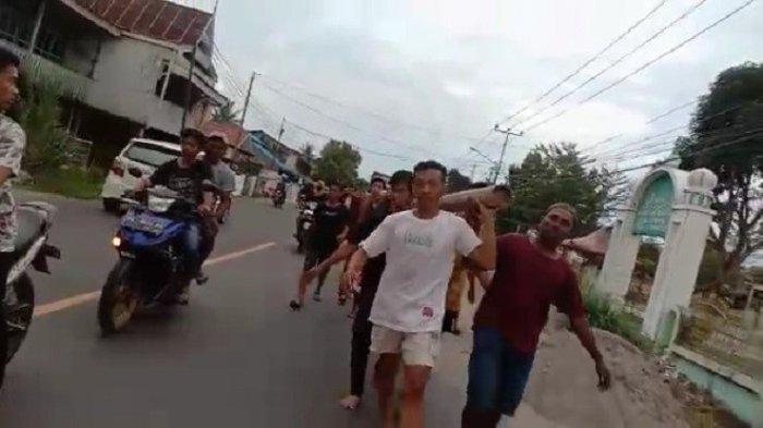 Warga Desa Labuang, Kecamatan Campalagian, Kabupaten Polewali Mandar (Polman), Sulawesi Barat menggotong jenazah, viral di media sosial (medsos), Minggu (18/9/2022).(Ist)