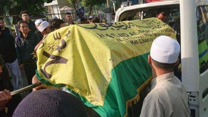 Jenazah korban meninggal dunia bobotoh Persib Bandung, Asep Ahmad Solihin asal Kopo, Kota Bandung, sudah tiba di rumah duka, Sabtu (18/6/2022).
