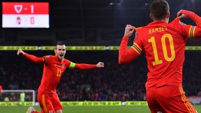 Kapten timnas Wales, Gareth Bale (kiri), merayakan gol Aaron Ramsey pada pertandingan Wales vs Hungaria dalam lanjutan kualifikasi Euro 2020 di Stadion Cardiff City, 19 November 2019.