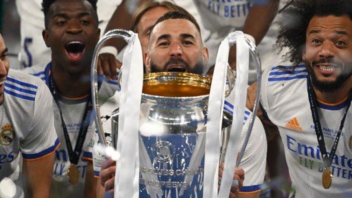Karim Benzema merayakan juara Liga Champions bersama Real Madrid setelah mengalahkan Liverpool 1-0 di Stade de France, Prancis, Minggu (29/5/2022).