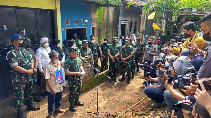 Kasad Dudung saat memberi keterangan pers di kediaman keluarga Handi Saputra, korban tabrak lari yang dilakukan tiga anggota TNI AD