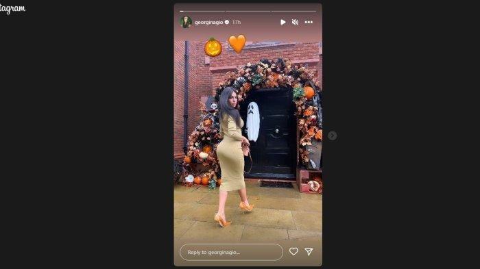 Kekasih Ronaldo, Georgina Rodriguez pamer foto bertemakan Halloween di depan rumahnya.