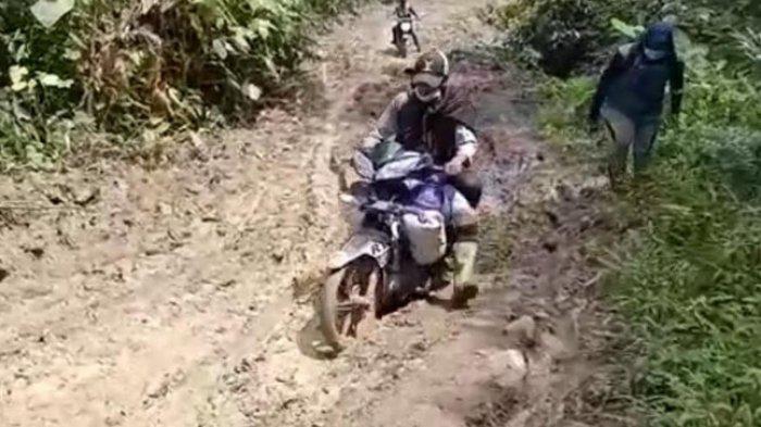 Kepada Puskesmas Tabulahan, Iriana bersama tim dalam perjalanan untuk lakukan vaksinasi di desa terpencil di Kabupaten Mamasa, Sulbar.