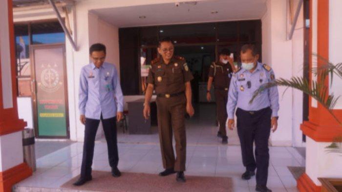 Kepala Kantor Wilayah Kementerian Hukum dan HAM Sulawesi Barat, H.M Anwar bersama Kepala Divisi Pemasyarakatan, Robianto menyambangi Kejaksaan Tinggi Sulawesi Barat, Selasa (7/9/2021).