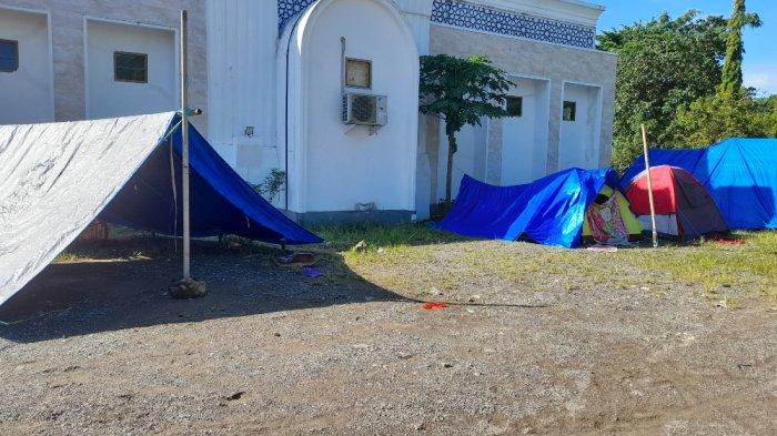 Kondisi Terkini Tenda Pengungsi di Halaman Kantor Bupati Mamuju, Sabtu (11/6/2022).