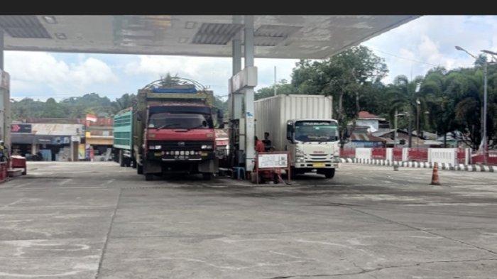 Kondisi di SPBU Simbuang Mamuju, terlihat sejumlah mobil truk sedang mengantri untuk mengisi BBM subsidi jenis solar, Minggu (4/9/2022).