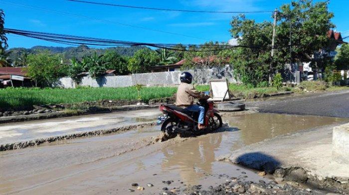 Kondisi terkini Jl Pengoyaman, Kelurahan Rimuku, Kecamatan Mamuju, Kabupaten Mamuju, Sulawesi Barat (Sulbar), Selasa (8/6/2022).