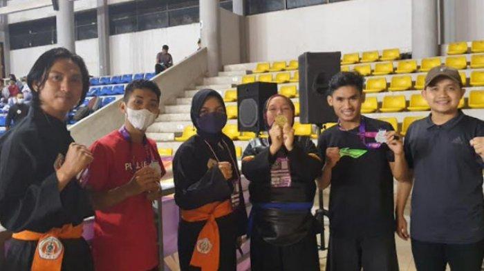 Kontingen Atlet UKM Universitas Muhammadiyah Mamuju (Unimaju) saat berada di Gor ITB Jatinagor Bandung, Jawa Barat.