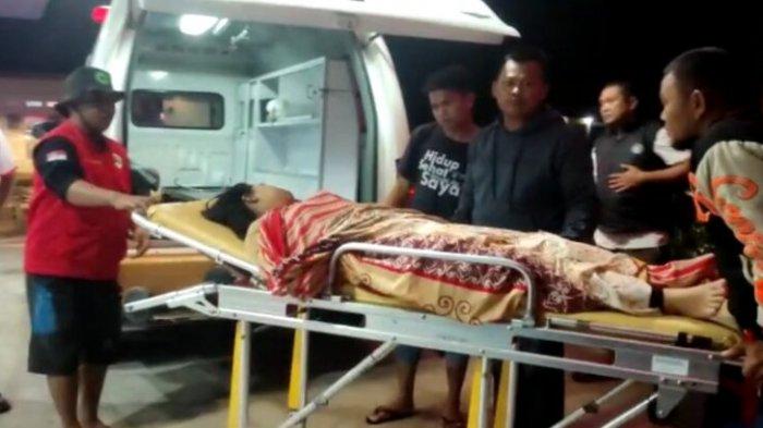 Korban tertimpa longsor di poros Mamuju-Bonehau dilarikan ke Puskesmas Tampa Padang, Kecamatan Kalukku, Kabupaten Mamuju, Sulbar, Kamis (30/6/2022) malam.