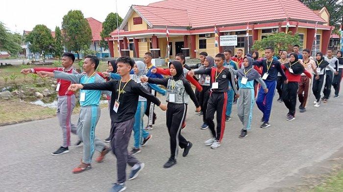Latihan tinggi dijalani calon 30 anggota Paskibraka Pasangkayu di halaman kantor Bupati Pasangkayu, Jalan Ir Soekarno, Minggu, (7/8/2022).