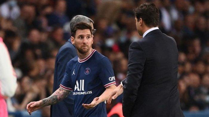 Lionel Messi berbicara dengan sang pelatih, Mauricio Pochettino, saat pergantian pemain di laga Paris Saint-Germain vs Olympique Lyon, Senin (20/9/2021) dini hari WITA.