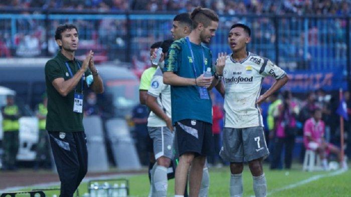 Luis Milla memberi instruksi kepada pemain Persib saat laga melawan Arema