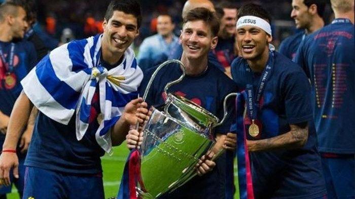 Luis Suarez, Lionel Messi, dan Neymar berpose dengan trofi juara Liga Champions usai Barcelona menekuk Juventus di final edisi 2014-2015