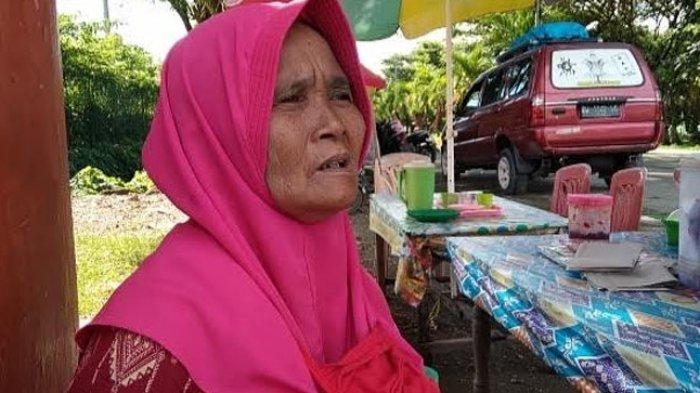 Maharia (47) salah satu penjual nasi kuning di Gerbang KTM Jl. Tammauni Puena Ballung, Desa Tobadak, Kecamatan Tobadak, Mamuju Tengah, Selasa (8/2/2022).