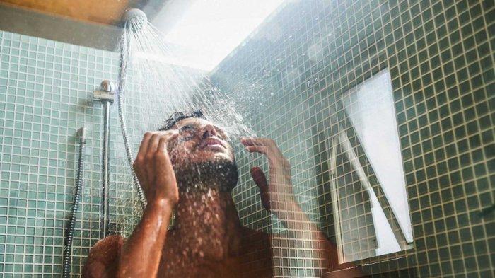 Mandi air hangat dapat membuat otot menjadi lebih rileks
