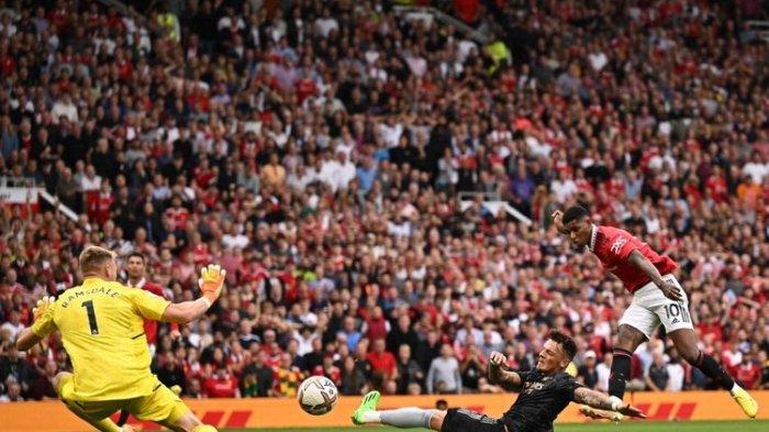 Marcus Rashford (kanan) saat mencetak gol dalam pertandingan Man United vs Arsenal pada pekan keenam Liga Inggris 2022-2023 di Stadion Old Trafford, Minggu (4/9/2022) malam WIB.