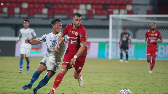 Marko Simic menggiring bola dan berusaha lepas dari pengawalan pemain Persib
