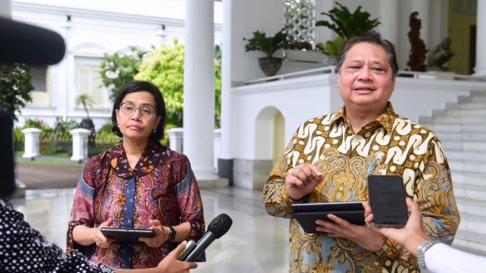 Menko Airlangga Hartarto bersama Menkeu Sri Mulyani saat mendampingi presiden menerima kunjungan Managing Director of the International Monetary Fund (IMF) Kristalina Georgieva di Istana Bogor, Minggu (17/7/2022).