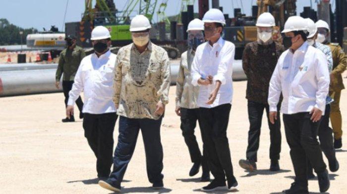 Menko Perekonomian Airlangga Hartarto dan Presiden Jokowi saat groundbreaking instalasi pemurnian dan pengolahan (smelter) PT Freeport Indonesia, Selasa (12/10/2021).