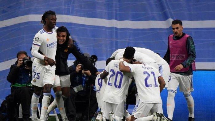 Momen pemain Real Madrid merayakan gol Karim Benzema ke gawang Chelsea pada laga leg kedua perempat final Liga Champions 2021-2022 di Stadion Santiago Bernabeu, Rabu (13/4/2022) dini hari WIB.