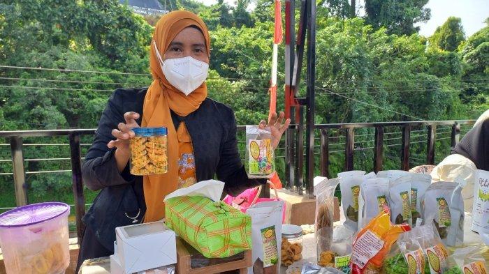 Owner UMKM karya mega resky, Nurmiati saat memperlihatkan produk kripik pisang, Minggu (30/1/2022)