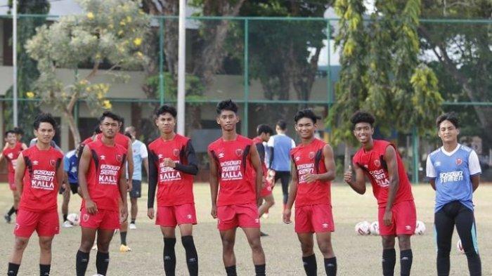 Para pemain Akademi PSM Saat mengikuti latihan bersama tim utama PSM