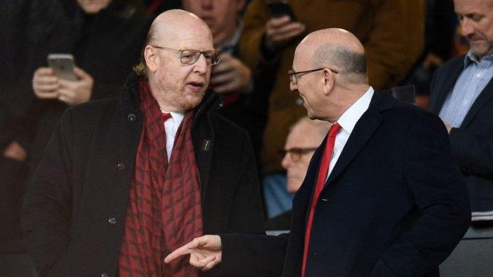 Para pemilik Manchester United, Joel dan Avram (kiri) Glazer, berbicara jelang laga leg pertama perempat final Liga Champions antara Man United dan Barcelona di Old Trafford, Manchester, pada 10 April 2019
