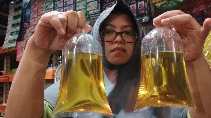 Pedagang minyak goreng curah di Pasar Baru Indramayu, Jawa Barat.