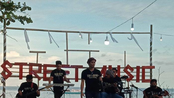 Pegelaran Street Music Festival Kota Tua Majene di Taman Kota Majene, Minggu (8/5/2022) sore.