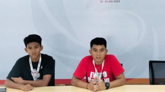 Pelatih PSM Makassar U-16, Indra Yulianto Takaya (baju merah) bersama salah satu pemainnya saat jumpa pers usai melakoni pertandingan Piala Nusantara Open 2022 di Jakarta, Sabtu (24/7/2022).