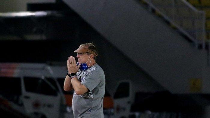 Pelatih Persib Bandung Robert Rene Albert saat pertandingan pekan 15 Liga 1 2021-2022 melawan Madura United yang berakhir dengan skor 0-1 di Stadion Manahan Solo, Sabtu (4/12/2021) malam.