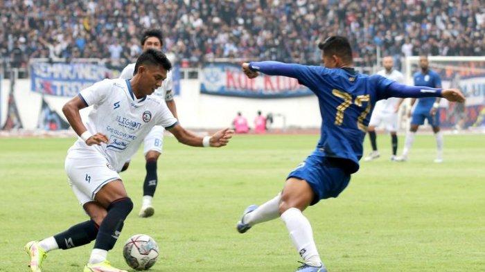 Pemain Arema FC Dedik Setiawan dijaga ketat pemain PSIS Semarang saat uji coba yang berakhir dengen skor 2-1 di Stadion Jatidiri Semarang, Sabtu (4/6/2022) sore.